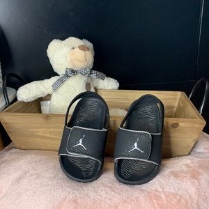 9c Jordan flip flops (boys)